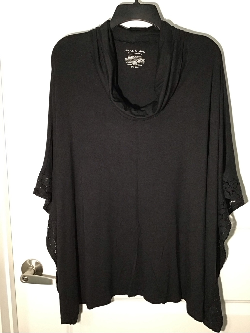 Anna & Ava Black One-Size Shrug / Poncho